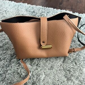 Elegant Tan Leather Crossbody Bag